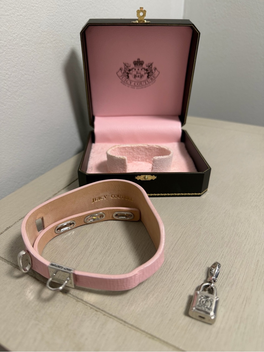 Juicy Couture Pink Patent Leather Choker Collar Cuff Padlock Bracelet in box Y2K - Picture 5 of 9